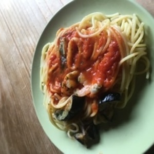 ナスとベーコンとツナのトマトソースパスタ